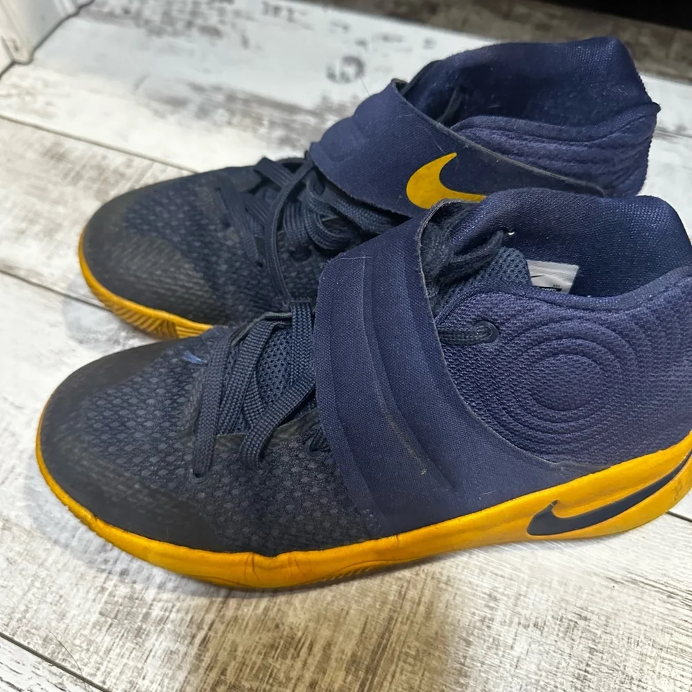 NIKE Basketball Shoes Size 5Y Blue and Yellow